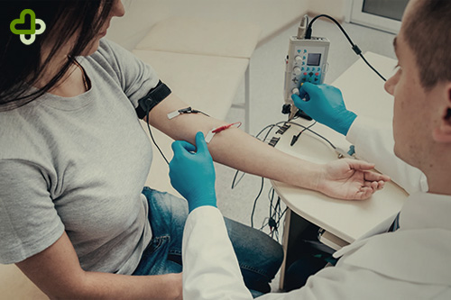 Девушка на процедуре электромиографии